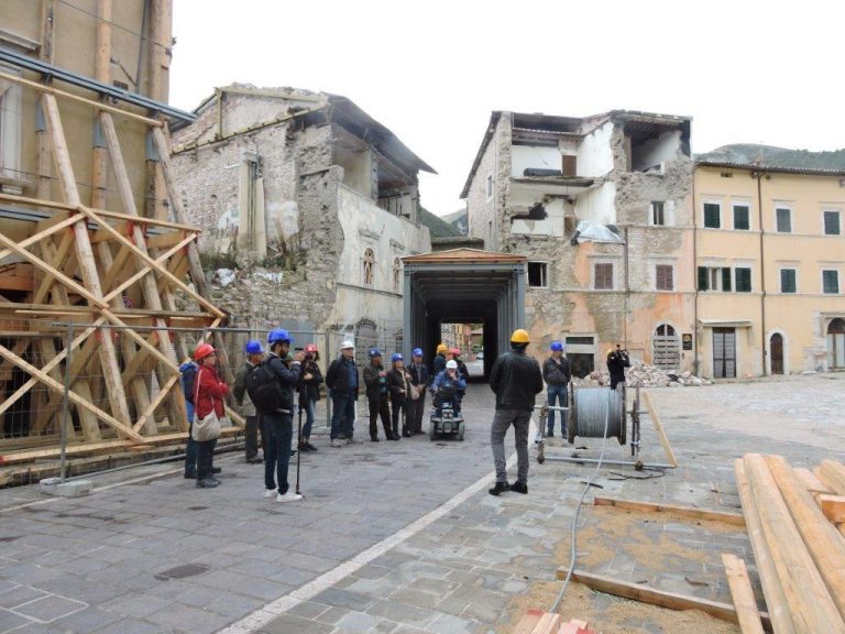 4 il testimone Enrico Franconi esperto di storia locale alla Passeggiata Patrimoniale di Visso del 7 ottobre 18 foto di F. Calzolaio 768x576