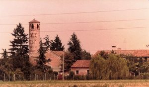foto 1 Torre antica e chiesetta xi sec. di S.Antonio e S.Elena Unita al convento Benedettino Tessera VE foto P.Vivian 1970 300x175